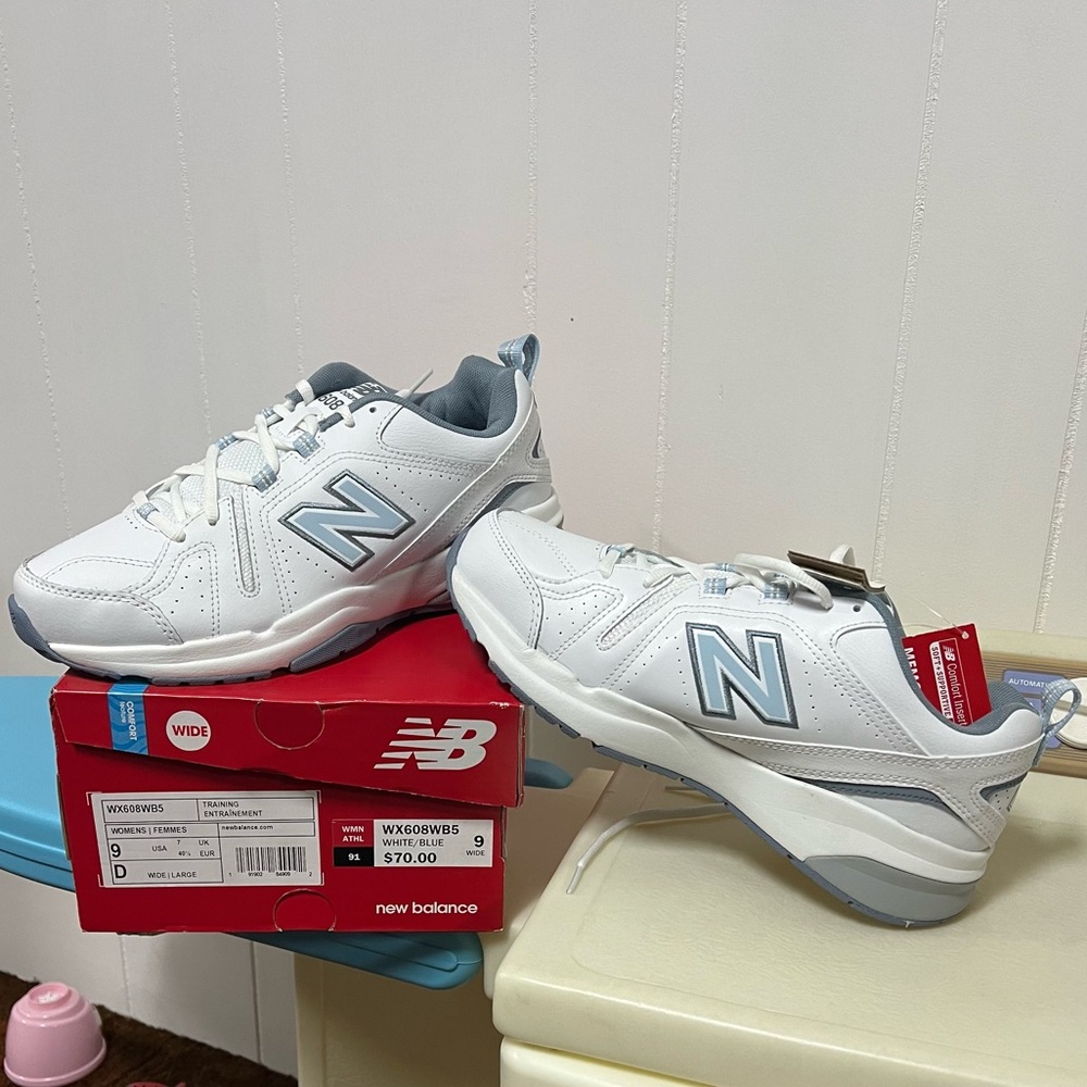 New Balance women’s tennis shoe 9D WIDE